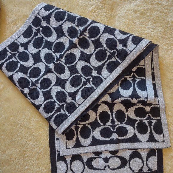 Coach winter hat and scarf set - Picture 3 of 7